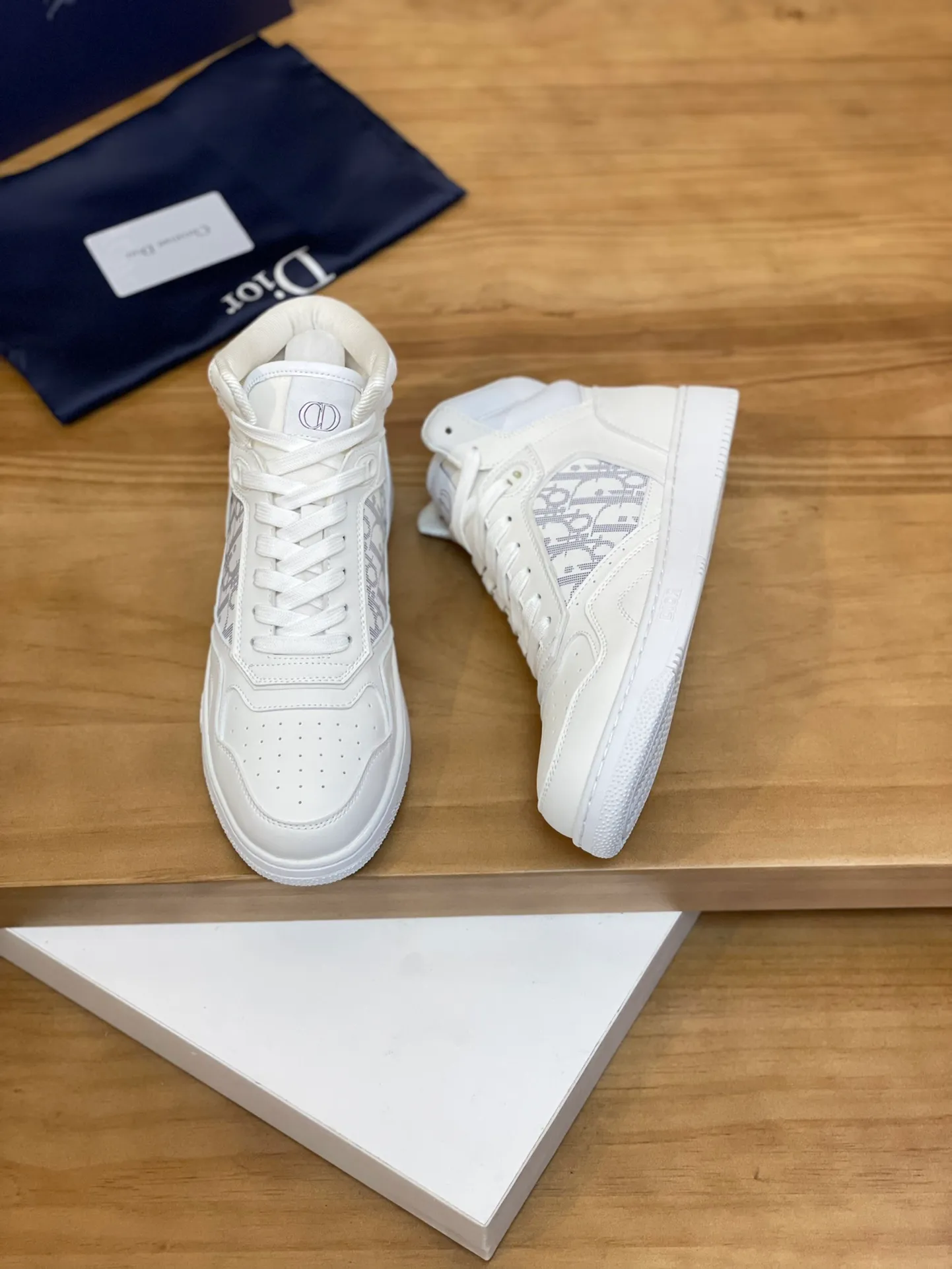 Men's shoes: 💰P460¥ Product trademark: Dior* "Dior*" high-top casual shoes Regular size: 38-44 (can be customized to 45.46) Product materials: Upper imported cowhide stitched with original fabric, breathable lining, original outsole. Number: 1006